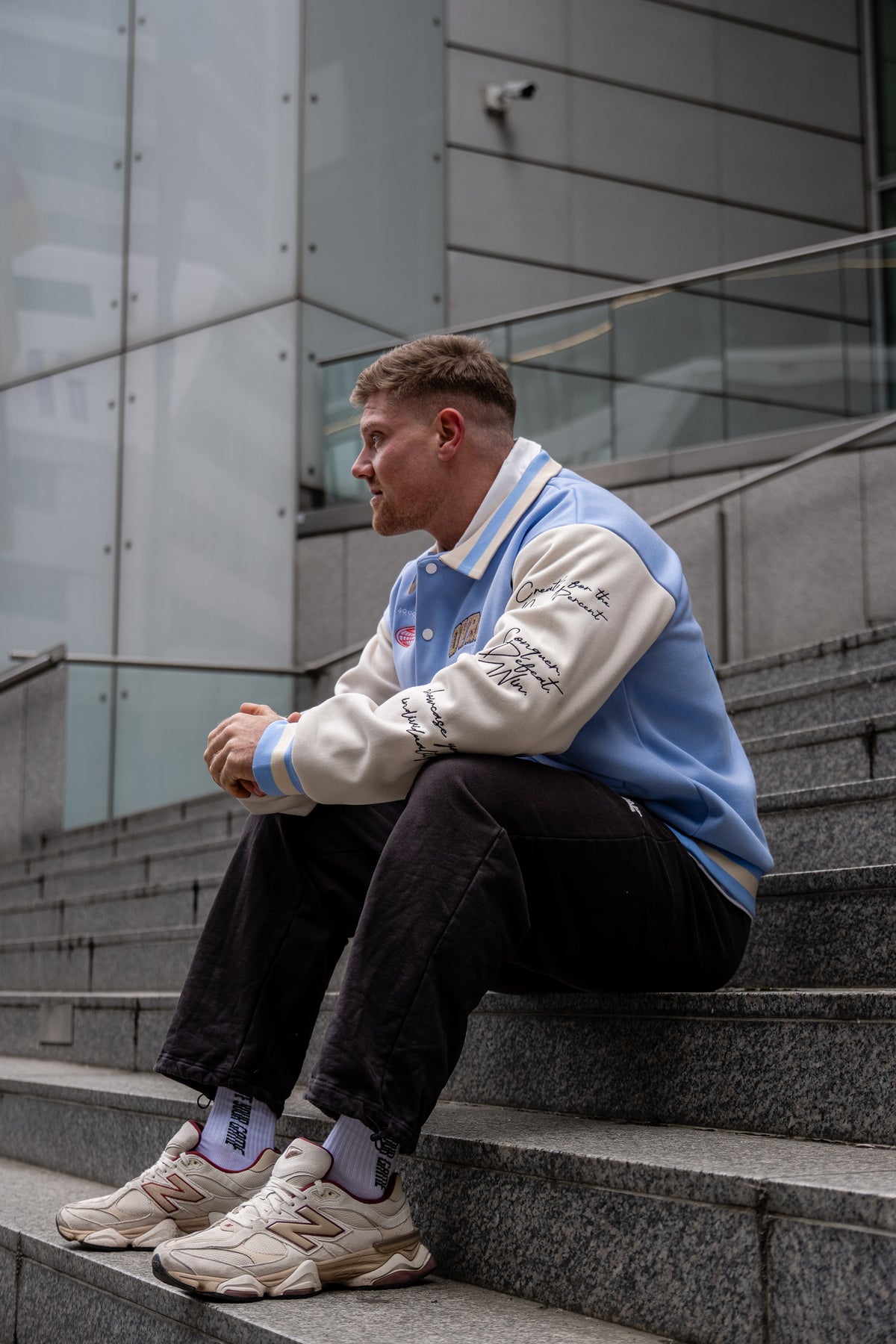 Tobi, Gründer von OVRCME, in der ATHLETICS Collegejacke