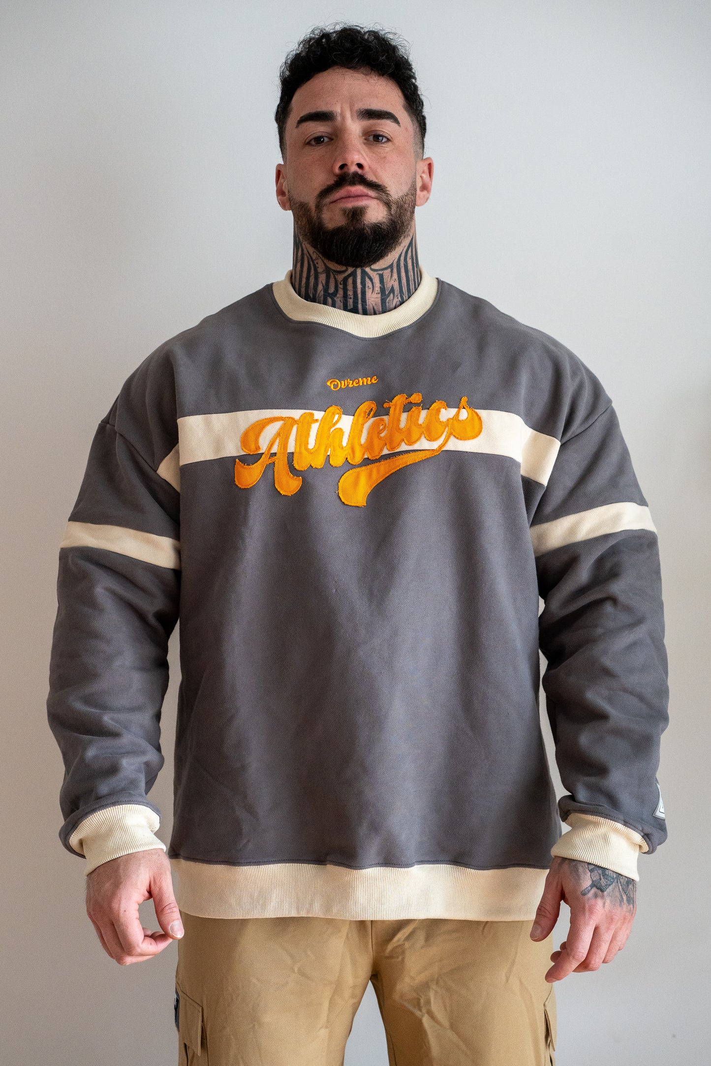 ATHLETICS Crewneck (grey/ecru) - Sweatshirt mit Stickerei