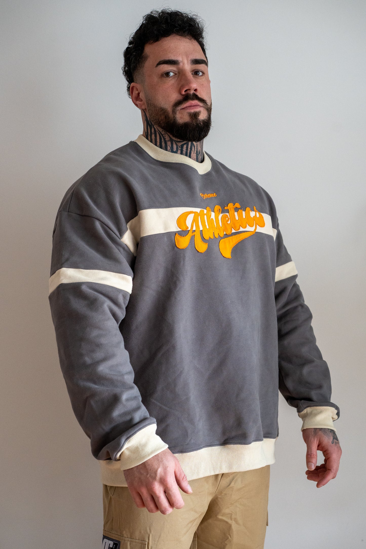 ATHLETICS Crewneck (grey/ecru) - Sweatshirt mit Stickerei