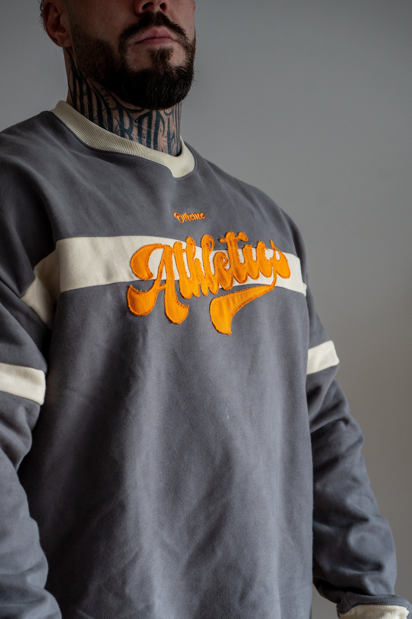 ATHLETICS Crewneck (grey/ecru) - Sweatshirt mit Stickerei
