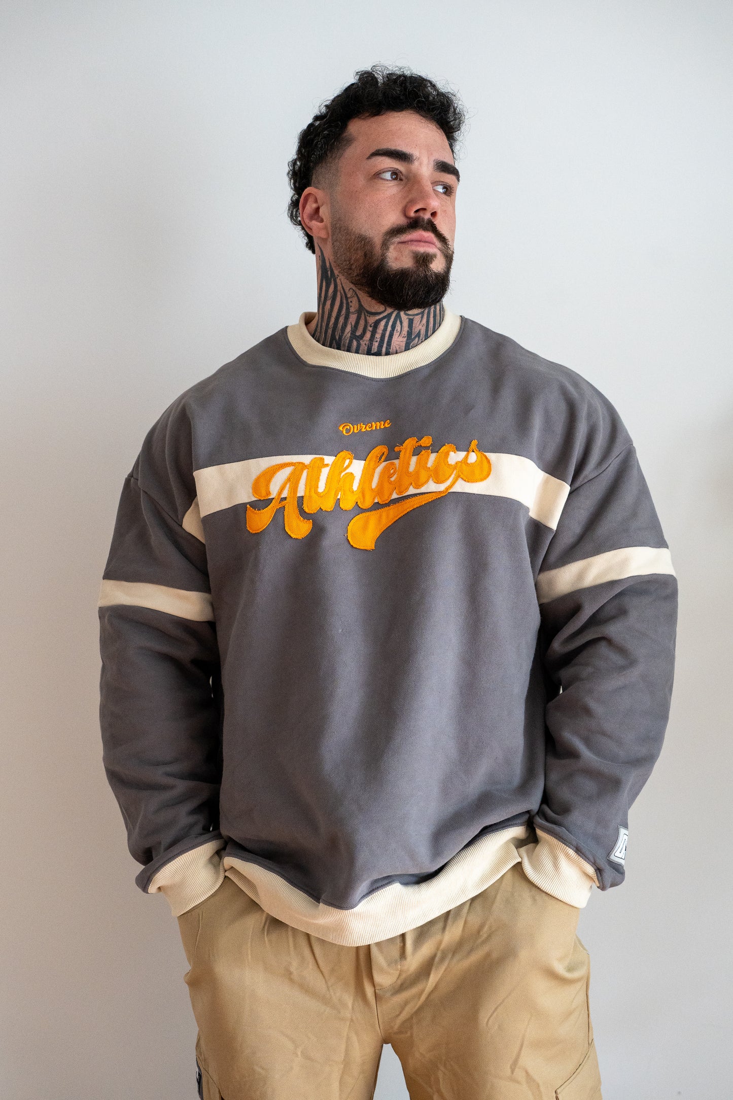 ATHLETICS Crewneck (grey/ecru) - Sweatshirt mit Stickerei