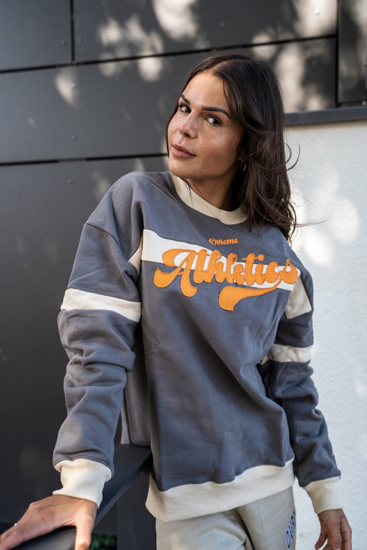 ATHLETICS Crewneck Grau Ecru getragen