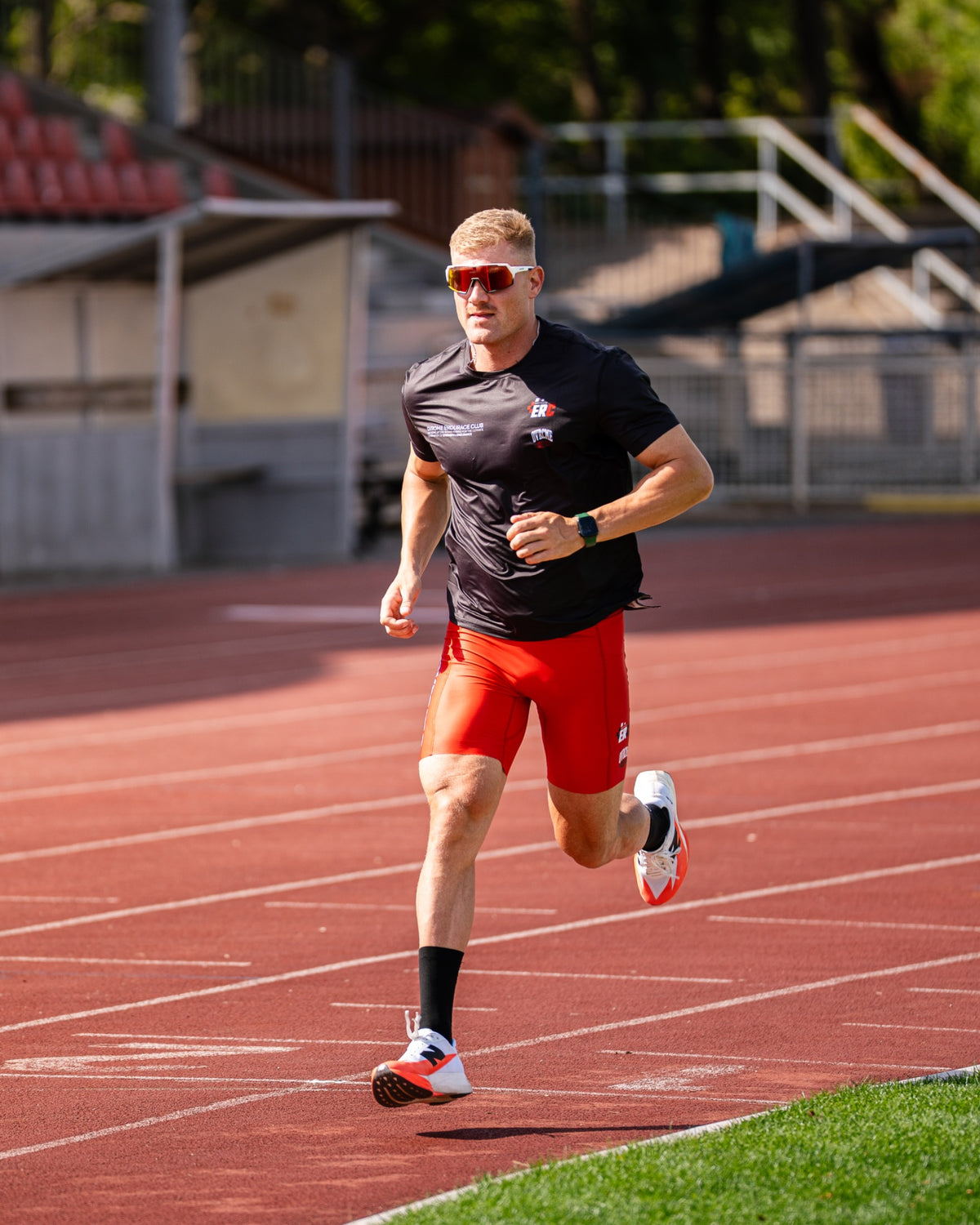 ENDURACE CLUB Laufshirt und rote Tights beim Laufen