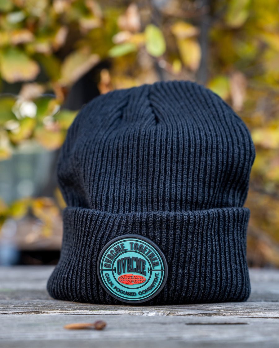OVRCME CLUB Beanie mit Rippstrick, Umschlag und rundem Logo-Patch – Vorderansicht