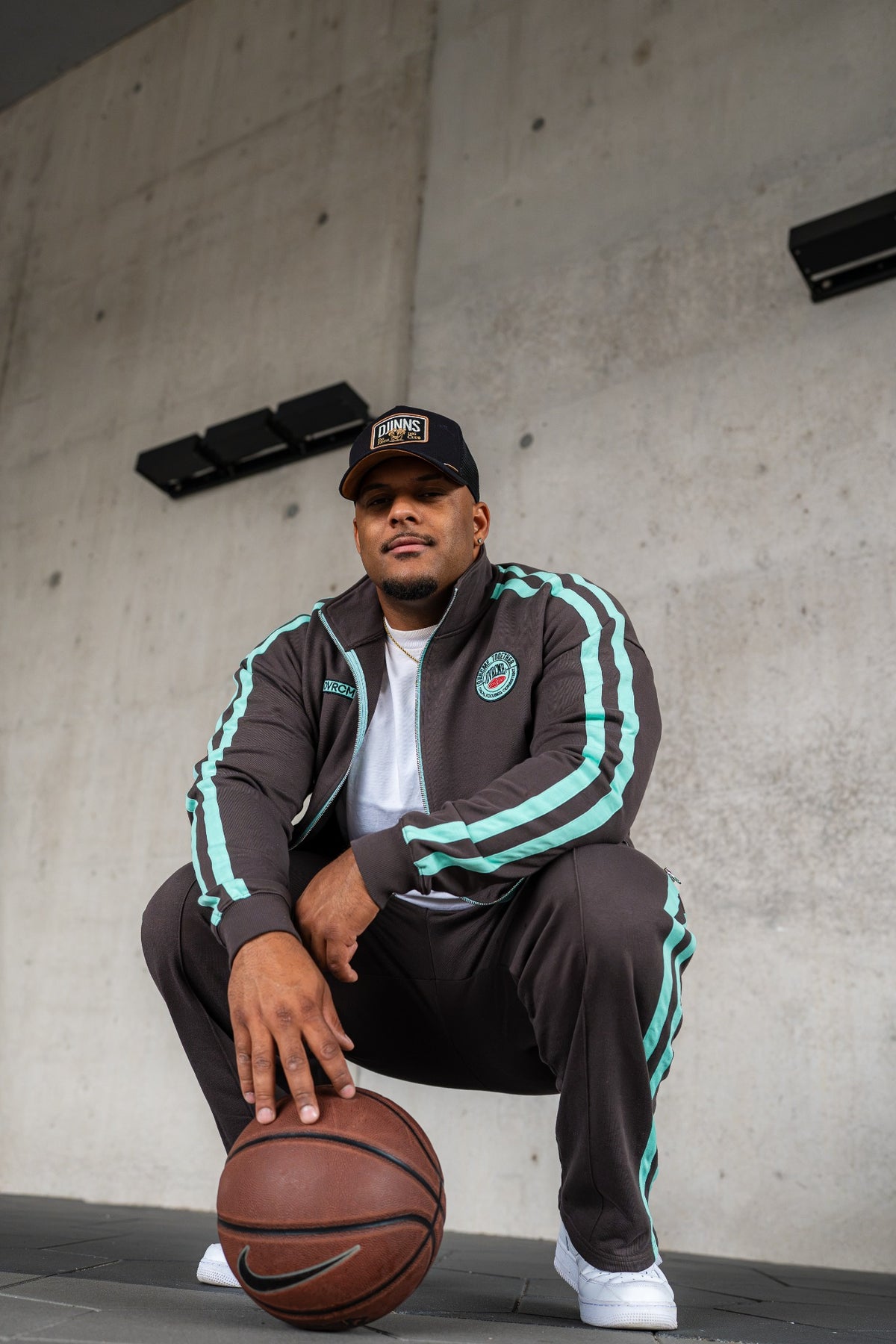 OVRCME CLUB Tracksuit im urbanen Basketball-Look
