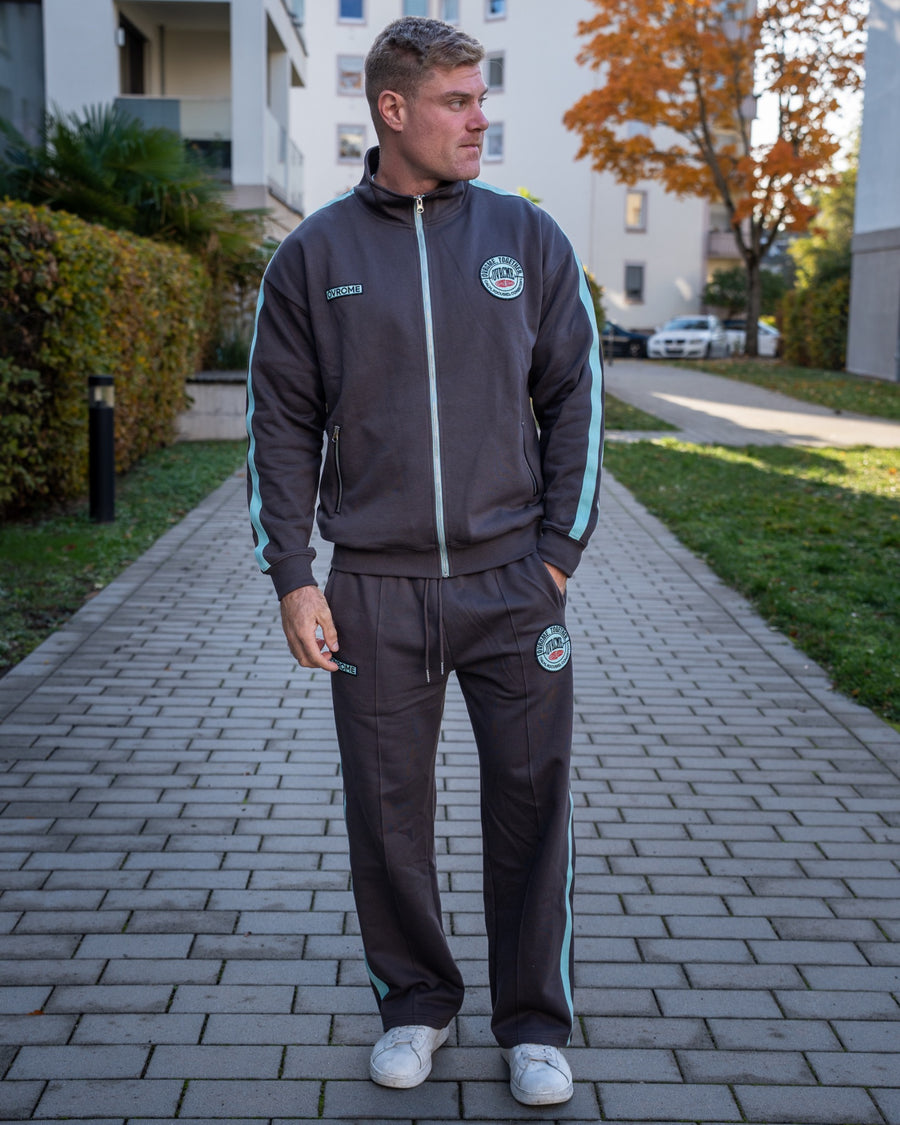 OVRCME CLUB Tracksuit in Anthrazit/Mint, komplette Vorderansicht mit geschlossener Track Jacket und Track Pants.