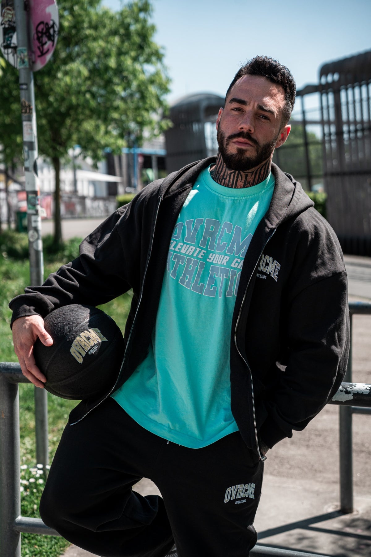 STATEMENT Outfit in Asphalt Grey mit Basketball