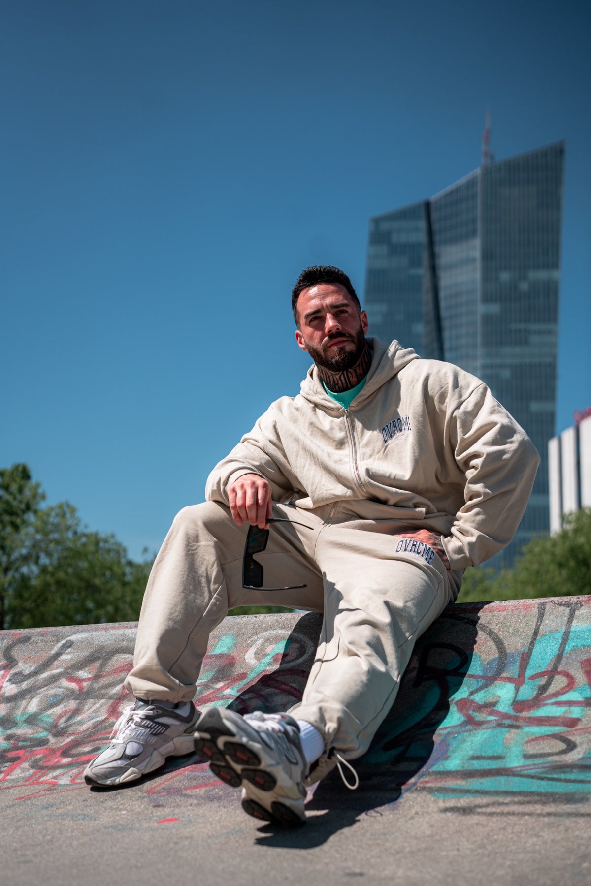 STATEMENT Hoodie und Jogger in Creme/Sand als komplettes Outfit